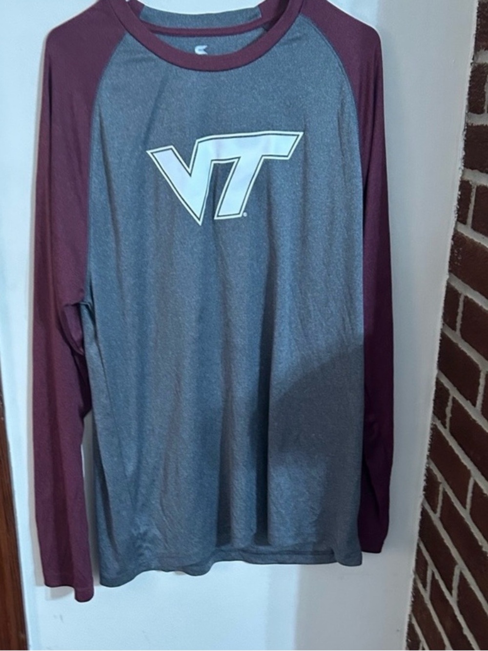 Colosseum Size XL Virginia Tech Raglan Long Sleeve Tee in Gray and Maroon